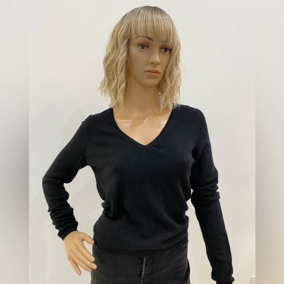 Two Ply Cashmere, V-Neck Black Sweater, Valerie Stevens - Picture 3 of 8
